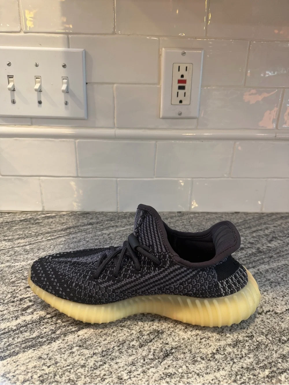 Men’s Adidas Yeezy Boost 350 V2 Carbon Black FZ5000 Size 6/Women’s 7.5